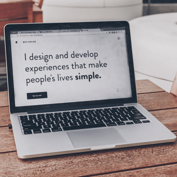 A laptop that says i design and develop experiences that make people 's lives simple