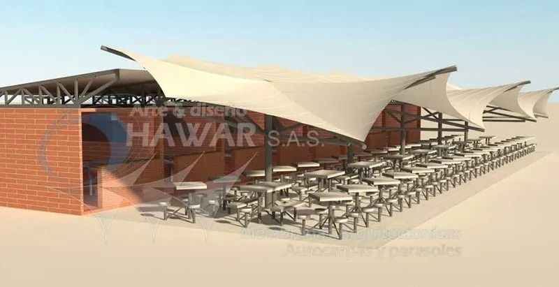 Cafetería moderna al aire libre con toldos blancos, edificio de ladrillo y filas de mesas y sillas.