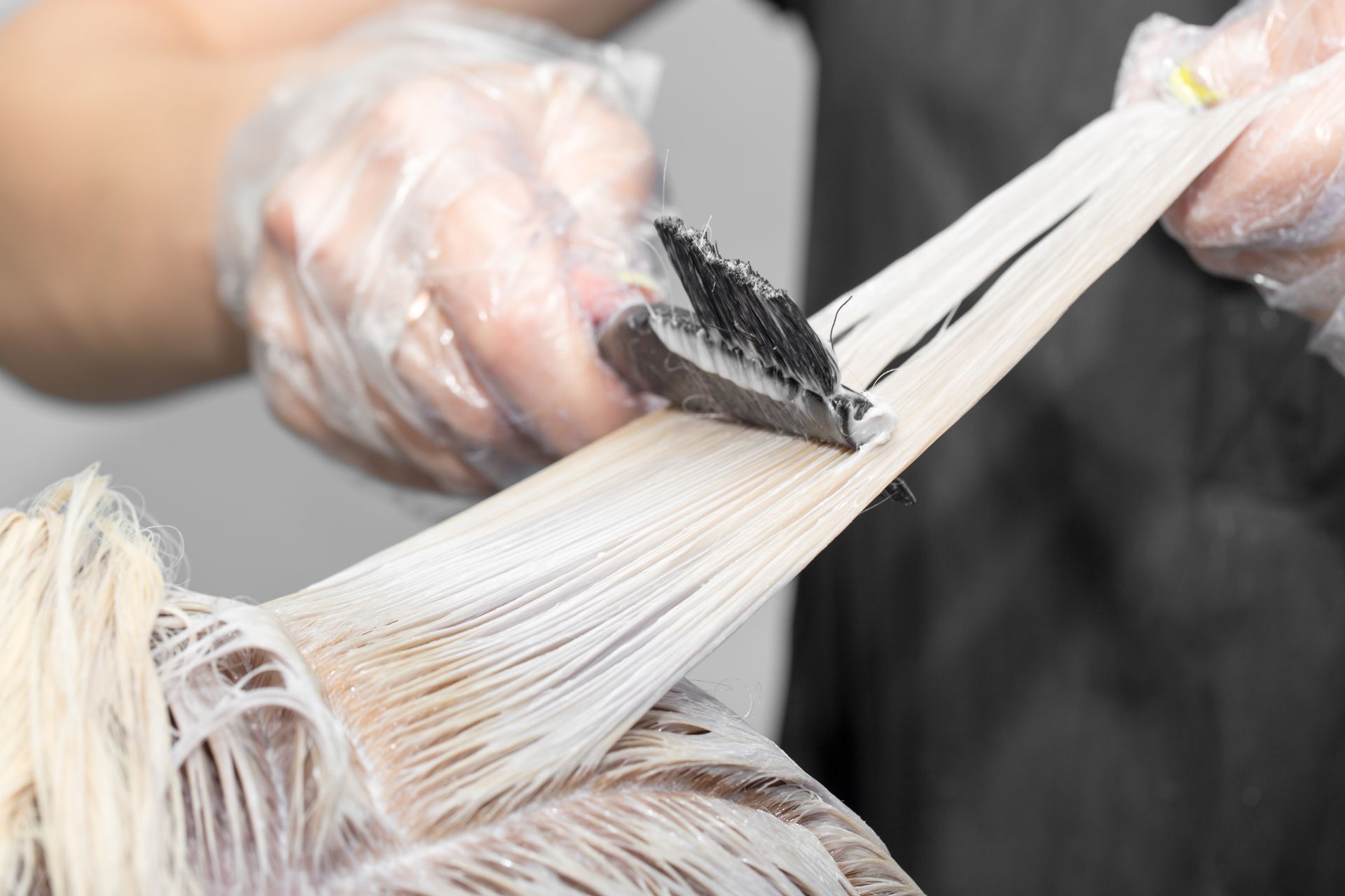 Eine Frau lässt sich beim Friseur die Haare färben.