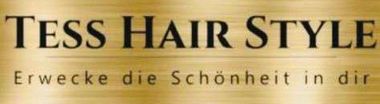 Ein goldenes Schild mit der Aufschrift „Tess Hair Style“