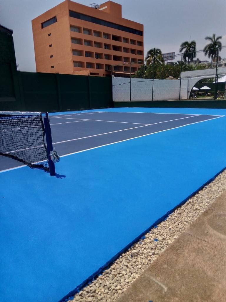 Una cancha de tenis azul en el HOTEL DE CUAUTLA