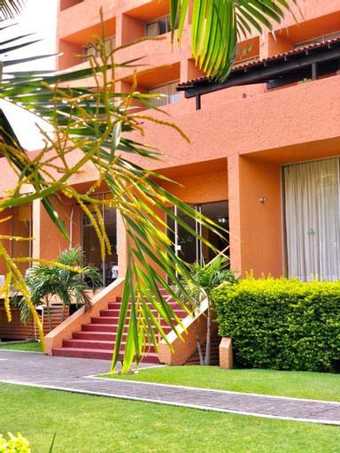 Un gran edificio naranja con escaleras que conducen hasta él.