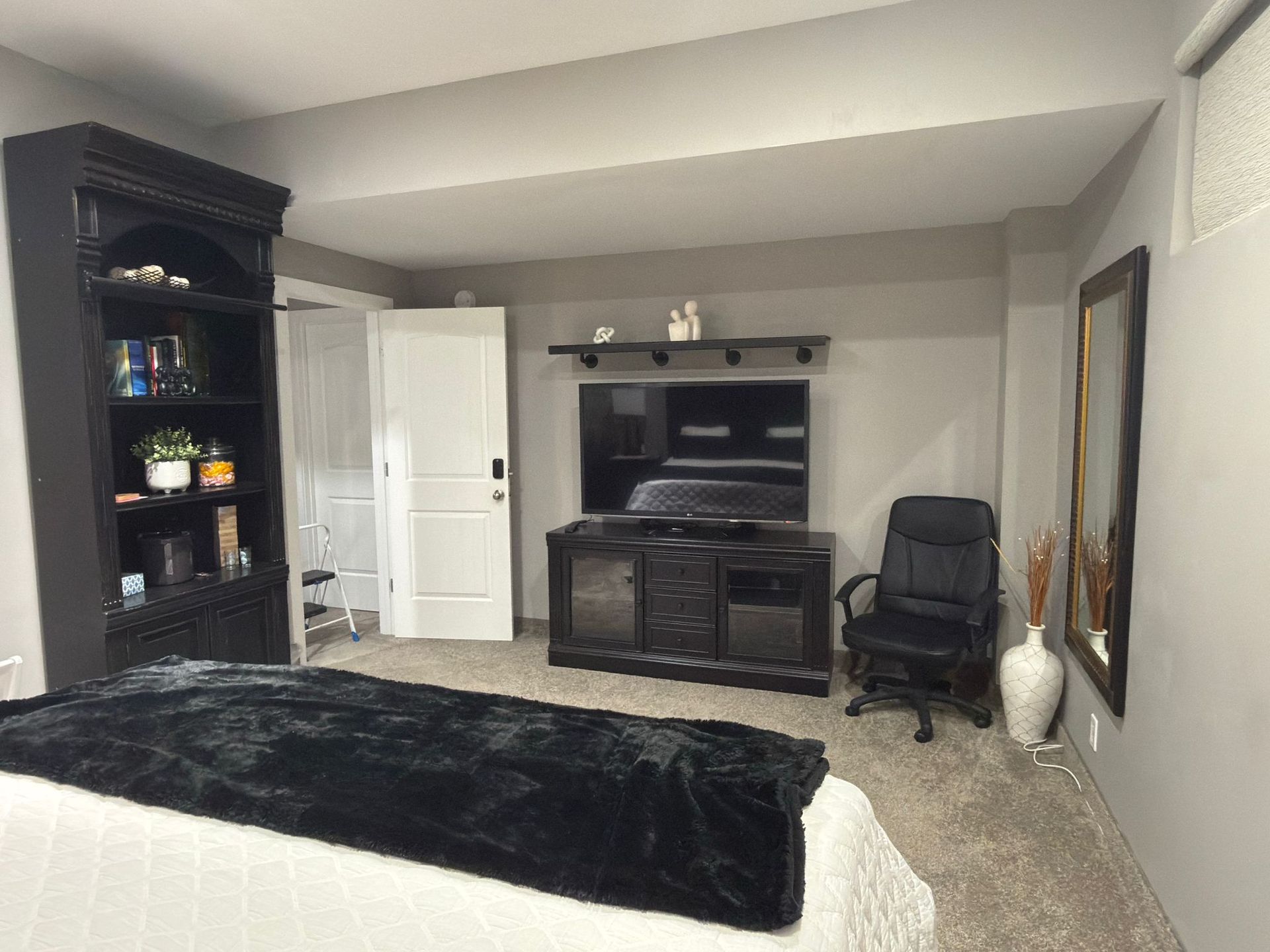 Superior King room detail at Stay549 Winnipeg