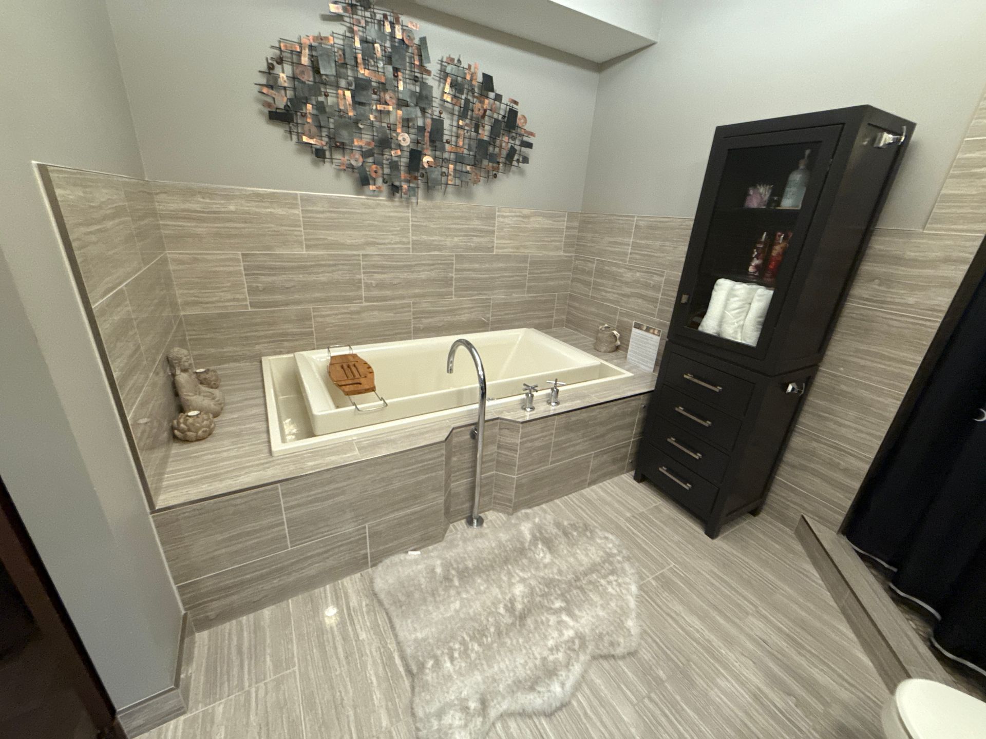 Luxury Queen bathroom at Stay549 Winnipeg