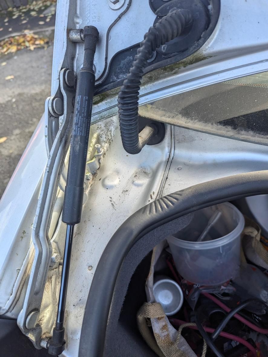A Rv is Parked in the Middle of a Grassy Field — Strut Re-gas Mackay In Ooralea, QLD
