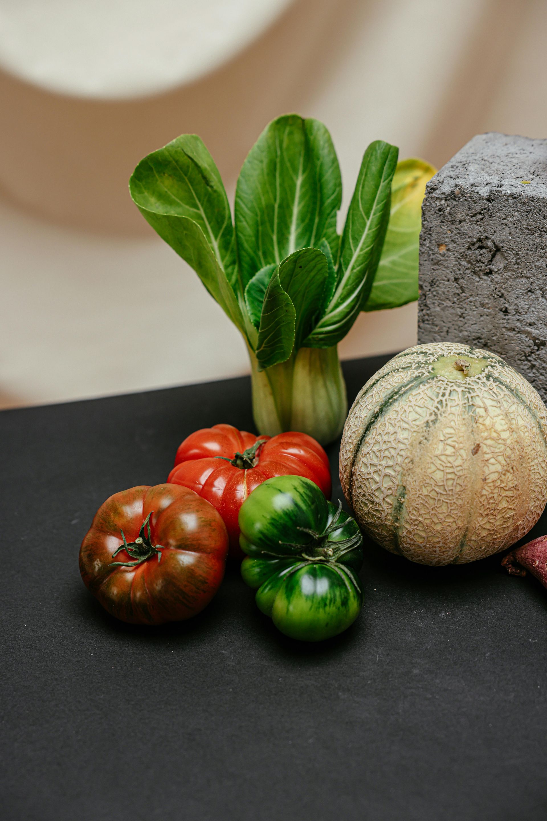 Frisches Gemüse und Obst als Symbolbild für Mikronährstoffe und gesunde Ernährung