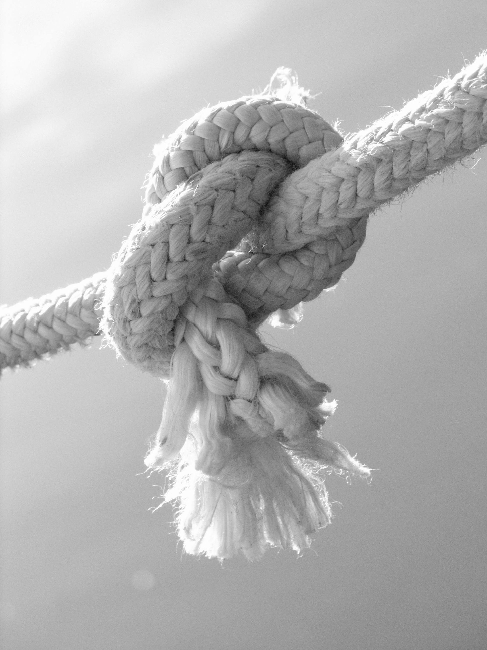 Verknotetes Seil in Schwarz-Weiß – Symbolbild für Verspannungen und Schmerzen