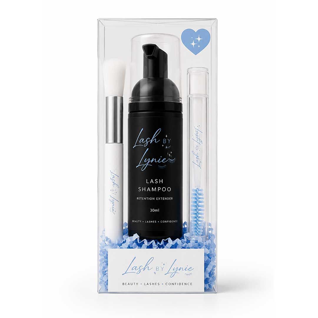 Zwarte wimperserumset in transparante verpakking met zilverkleurige applicator en blauw hartje als accent.