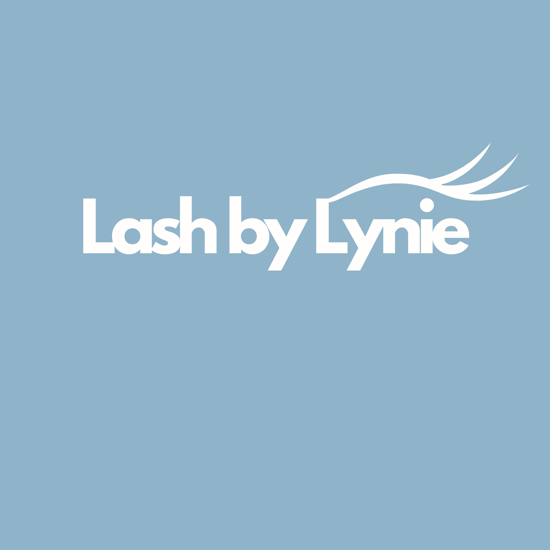 Logo met de tekst "Lash by Lynie" in witte letters op een lichtblauwe achtergrond.