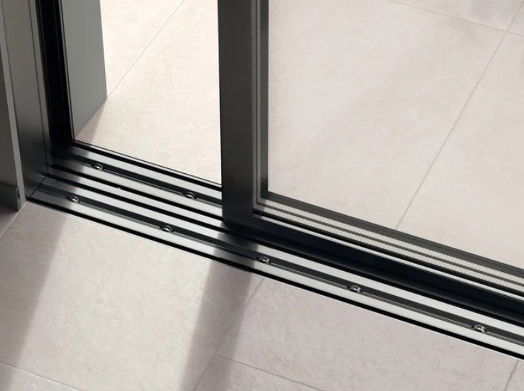 Infisso in alluminio-legno con dettaglio del telaio