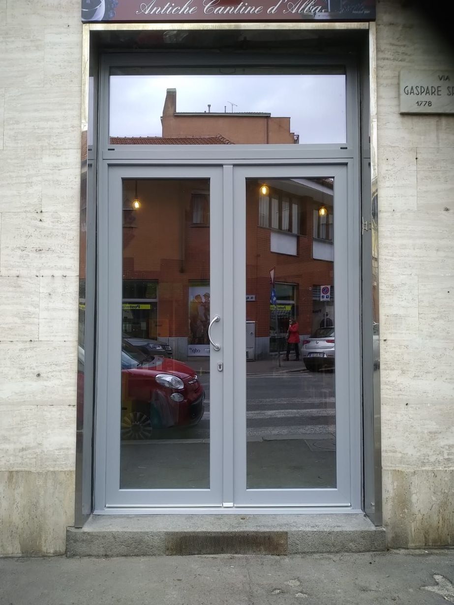 Infisso in alluminio-legno con dettaglio del telaio