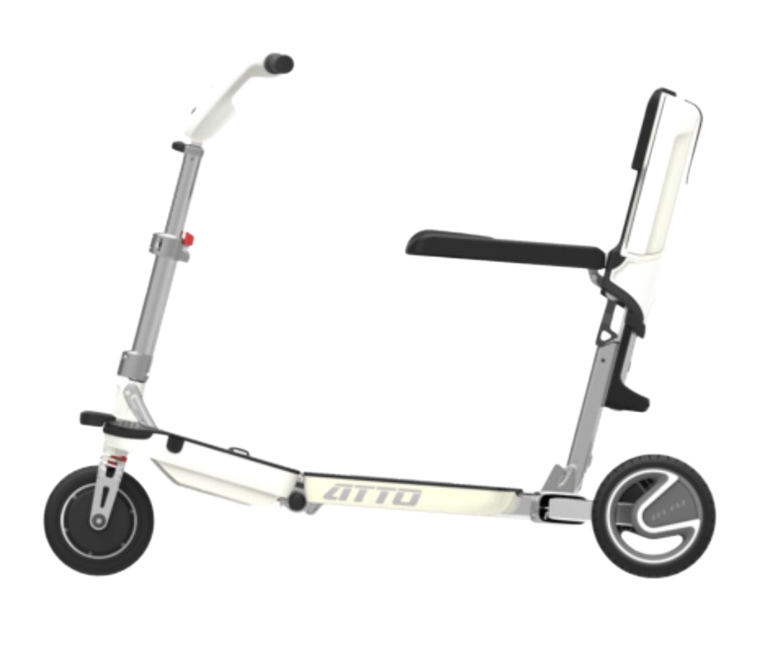 Witte opvouwbare elektrische scooter met zadel, zwart stuur en kleine wielen op een effen achtergrond.