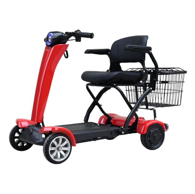 Rode scootmobiel met zwarte zitting, mandje aan de voorkant en vier wielen op een witte achtergrond.