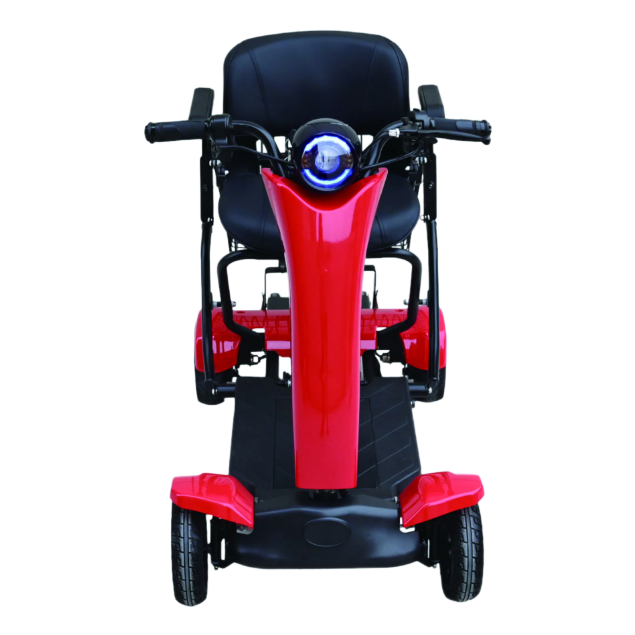Rode scootmobiel, vooraanzicht, met zwarte zitting en stuur, op een witte achtergrond.