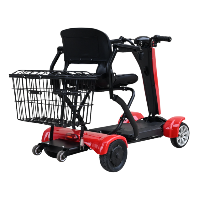 Rode scootmobiel met zwarte zitting en mandje aan de voorkant, gezien vanaf de zijkant.