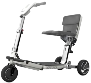 Zilverkleurige opvouwbare scootmobiel met zitje, voorwiel en achterwiel op een witte achtergrond.