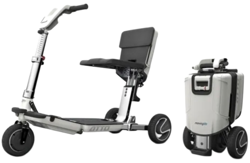 Grijze scootmobiel met een zwarte zitting, weergegeven in zij- en opgevouwen aanzicht op een witte achtergrond.
