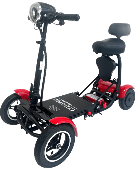 Rode scootmobiel met zwarte zitting, mandje aan de voorkant en vier wielen op een witte achtergrond.