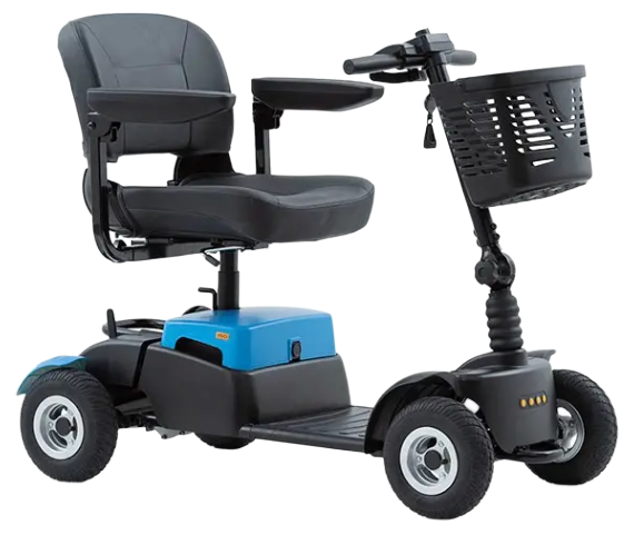 Rode scootmobiel met zwarte zitting, mandje aan de voorkant en vier wielen op een witte achtergrond.