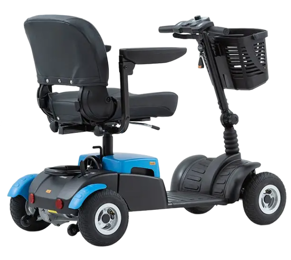 Rode scootmobiel, vooraanzicht, met zwarte zitting en stuur, op een witte achtergrond.