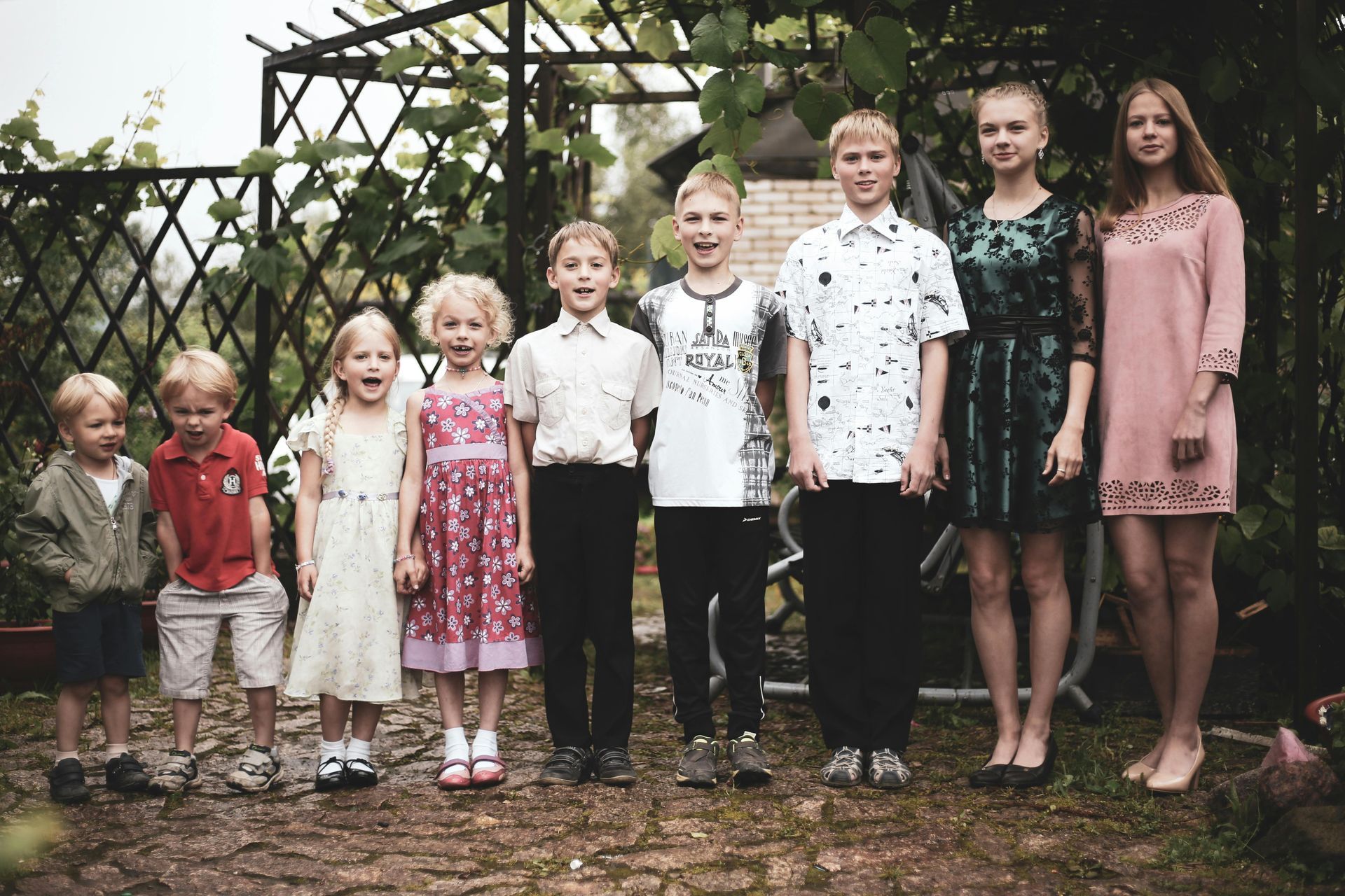 Un grupo de niños posan para una fotografía juntos.