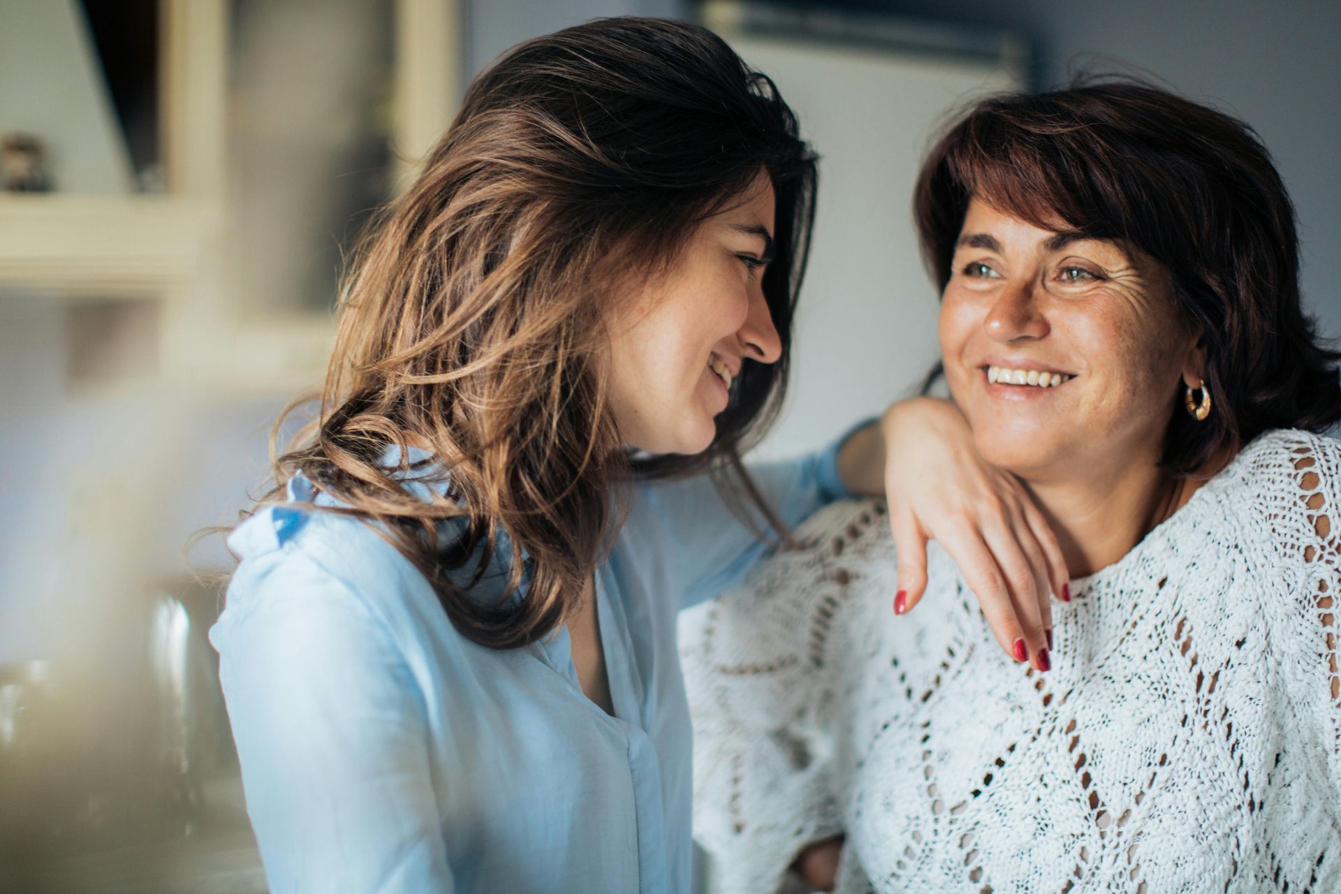 Constelaciones Familiares y la relación madre - hija. Madre e hija sonriendo