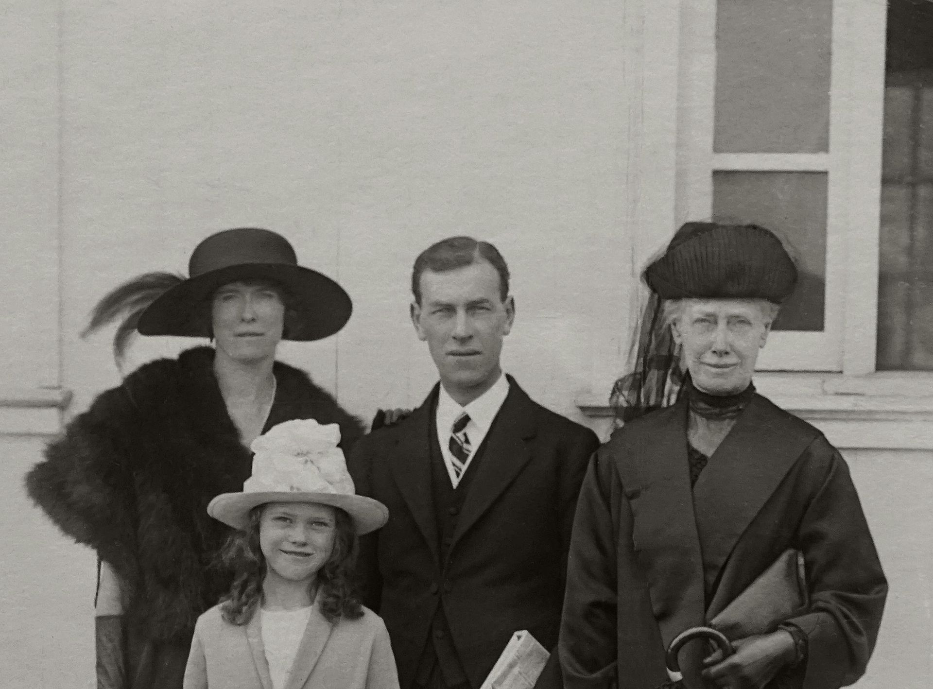 Una fotografía en blanco y negro de una familia posando para una foto.