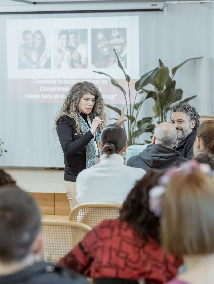 Una mujer está dando una presentación a un grupo de personas.