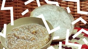 Cuenco de comida de color marrón claro con azúcar glas, pan cubierto de polvo, sobre una cesta tejida.