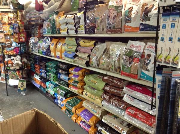 Food isle — Abilene, KS — Paws -N-Claws