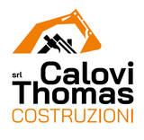 Logo per Calovi Thomas Costruzioni srl, con l'icona di un escavatore arancione sopra il nome dell'azienda in nero e arancione.