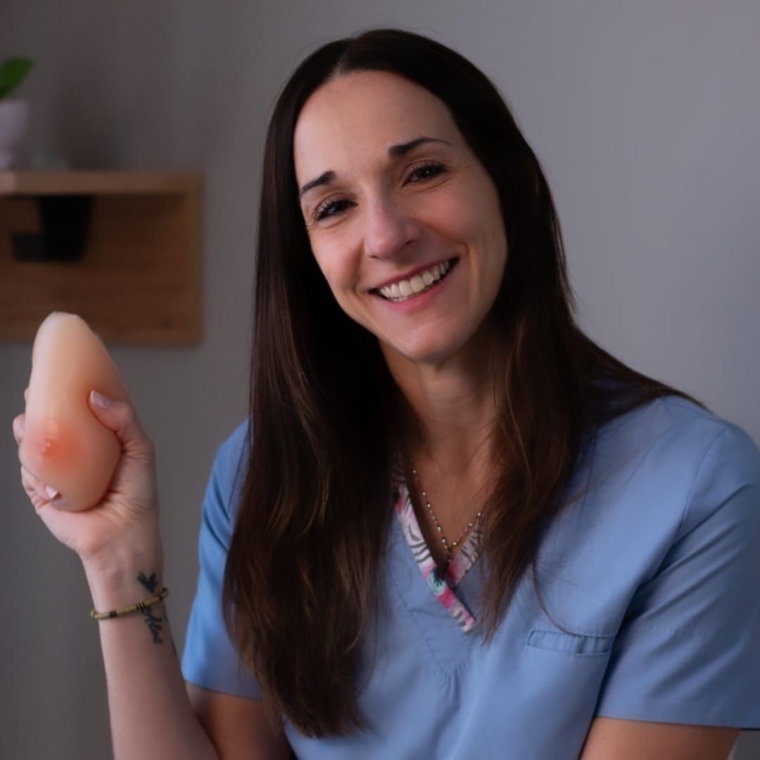 Vicky sonriendo con ambo celeste y un modelo didáctico de pecho