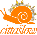 Logo citta slow met spiraalvormige schelp en stadsgezicht erboven, met het opschrift
