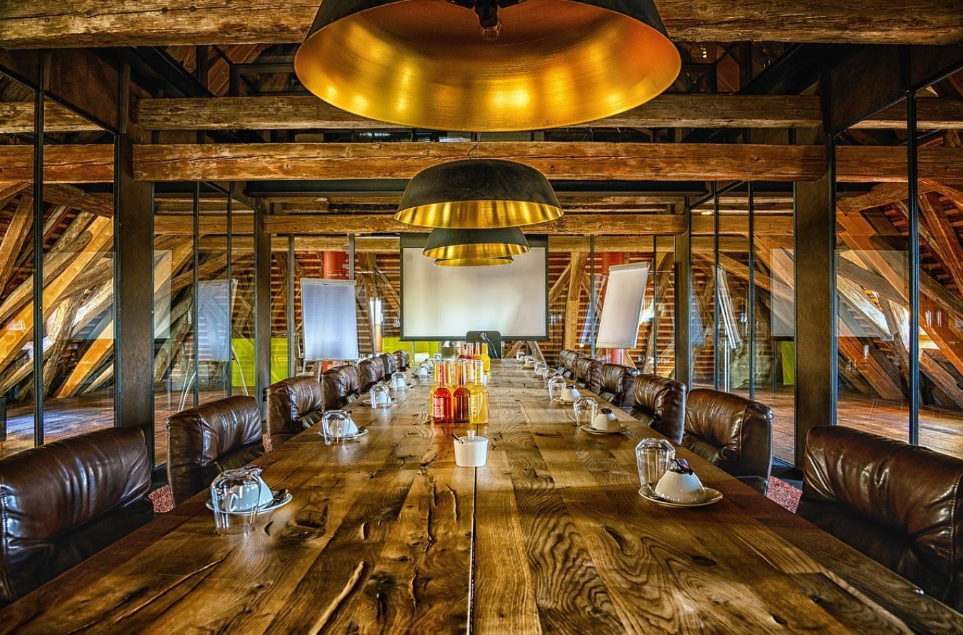 corporate meeting space with wood beams and leather chairs in San Juan, TX 