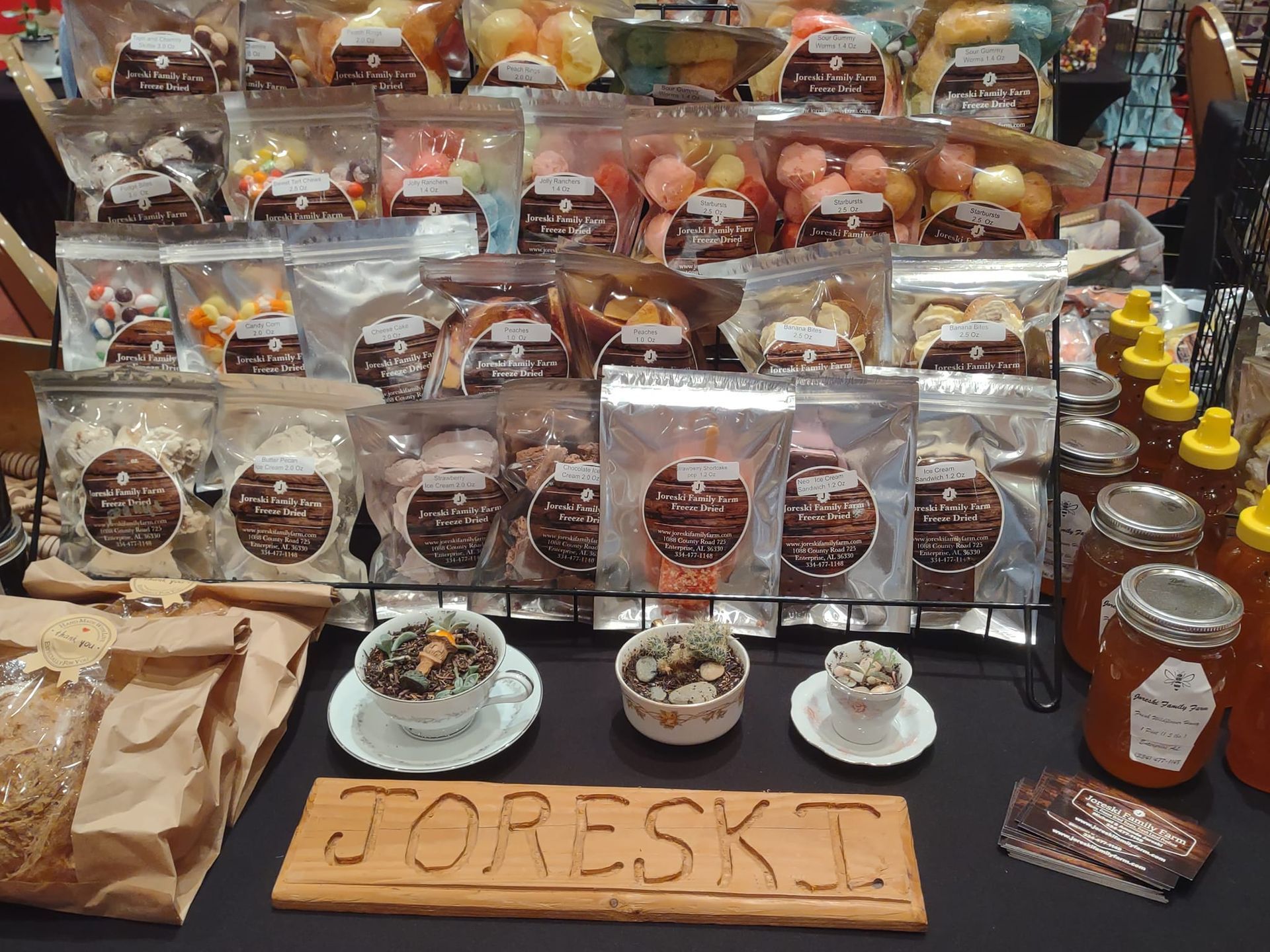 A table with a sign that says joreski on it
