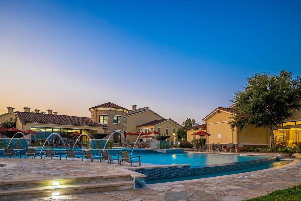 Resort-style swimming pool with a fountain at Marquis at the Reserve in Katy, TX.