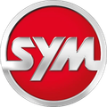 Logotipo da SYM em letras prateadas sobre um fundo circular vermelho.