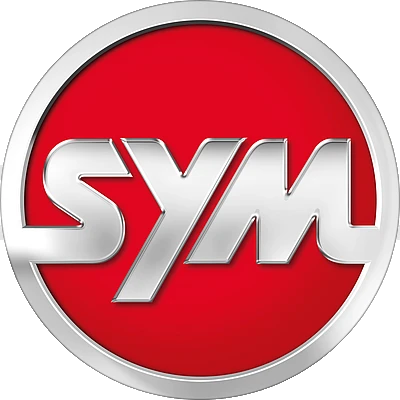 Logotipo da SYM em letras prateadas sobre um fundo circular vermelho.