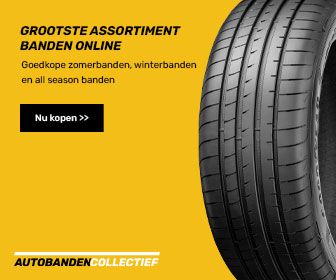 Een stapel banden die op elkaar liggen op een gele achtergrond.