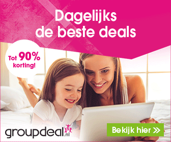 Een vrouw en een klein meisje kijken naar een tablet