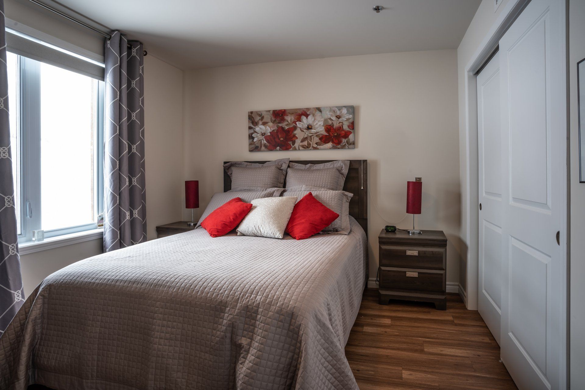 Une chambre avec un grand lit et deux tables de nuit