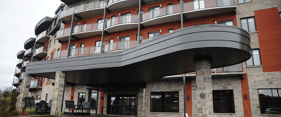 Un grand bâtiment avec beaucoup de fenêtres et de balcons