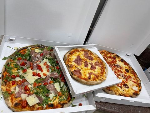 pizza con pomodori e verdure