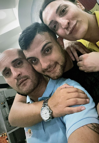 chef mentre taglia grande pezzo di carne sulla tavola di legno nella cucina del ristorante