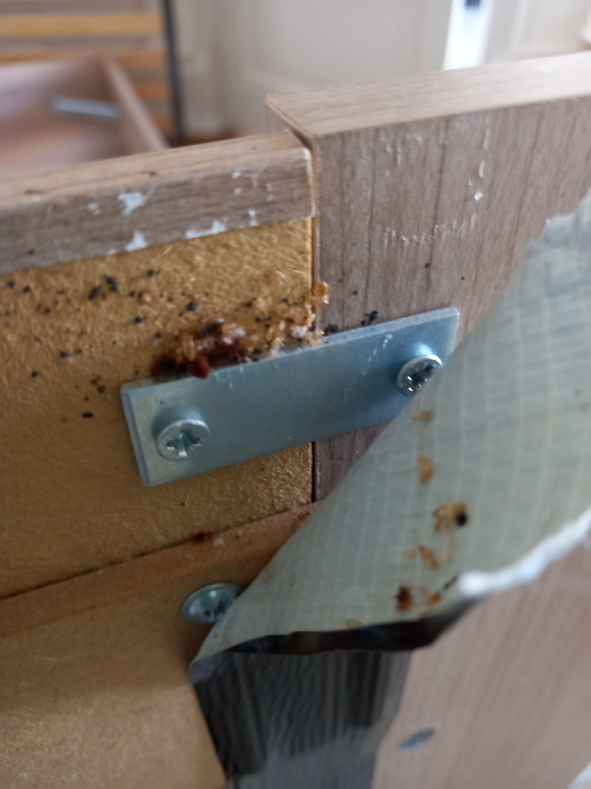 Un gros plan d'un morceau de bois avec un support en métal attaché dessus.
