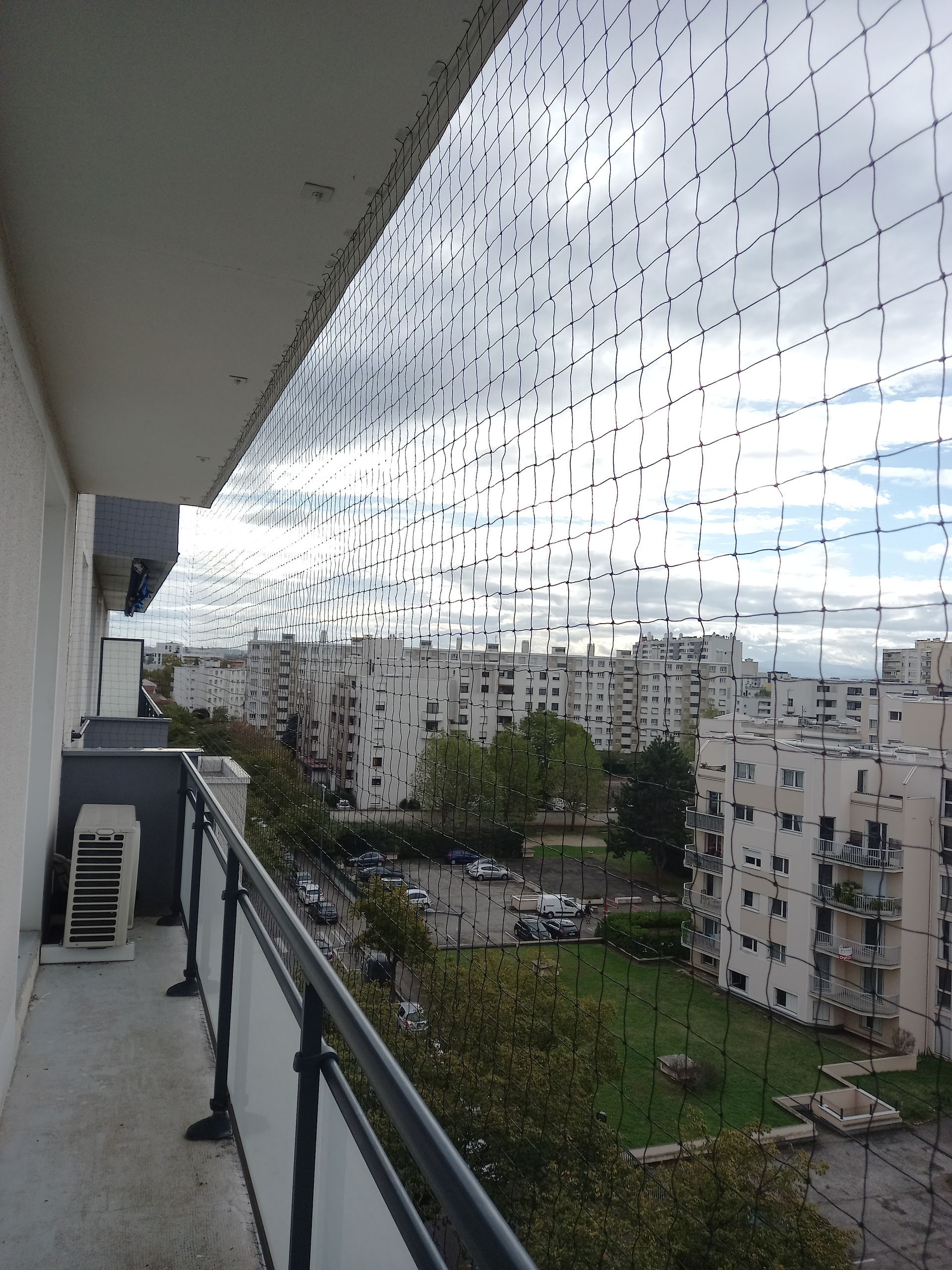 Pose de filet anti pigeons sur un balcon