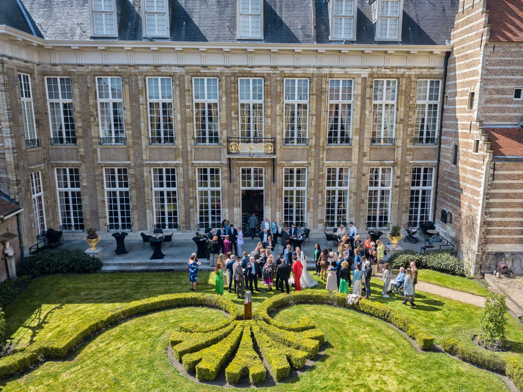 Een groep mensen had zich verzameld in een binnentuin van stadspaleis het Markiezenhof in Bergen op Zoom