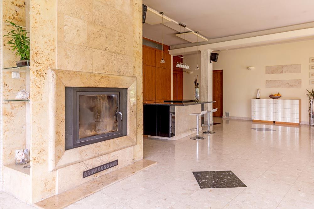 A Large House With An Indoor Fireplace In Nashville, TN
