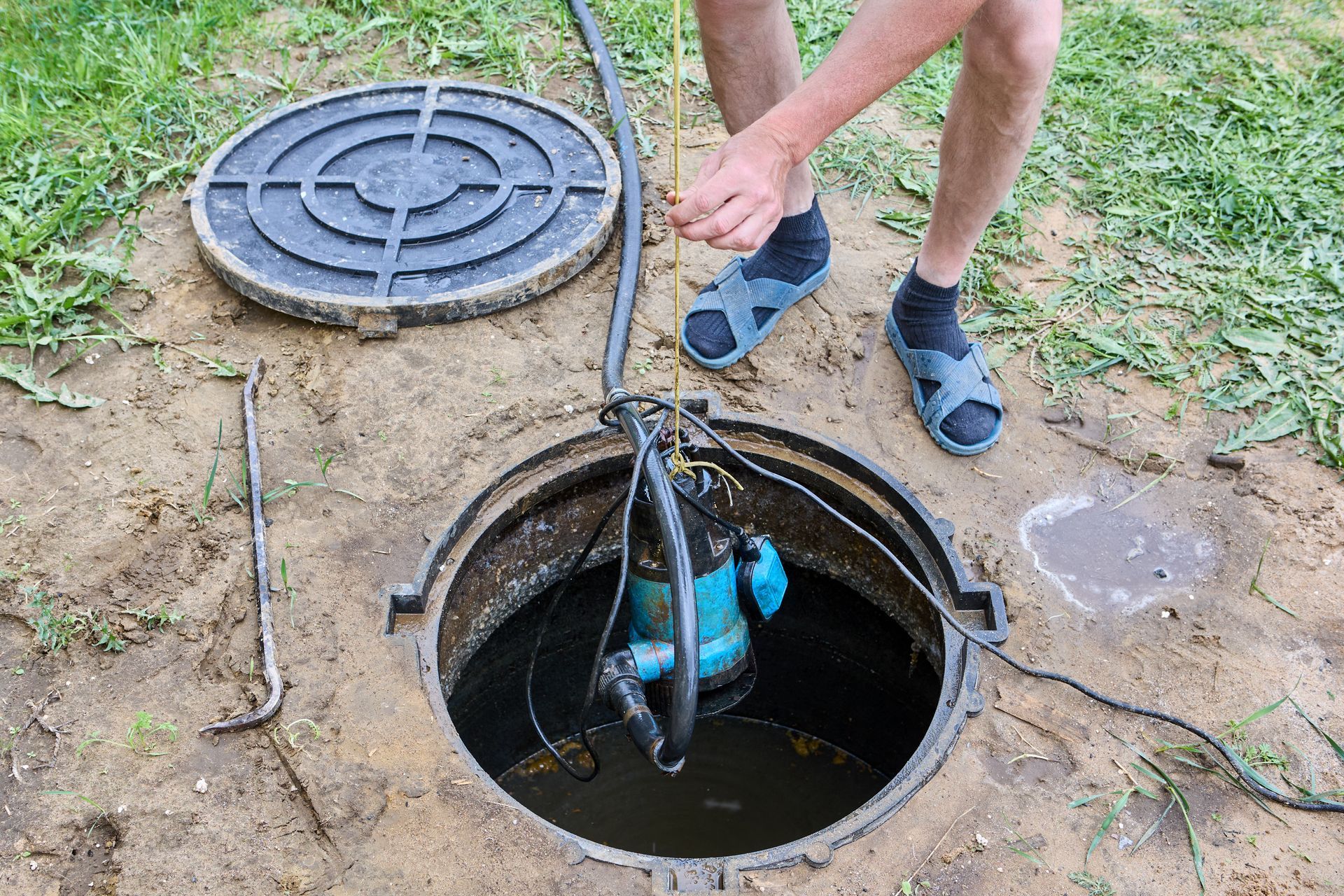 Well pump maintenance with submersible pump removed from a well pit