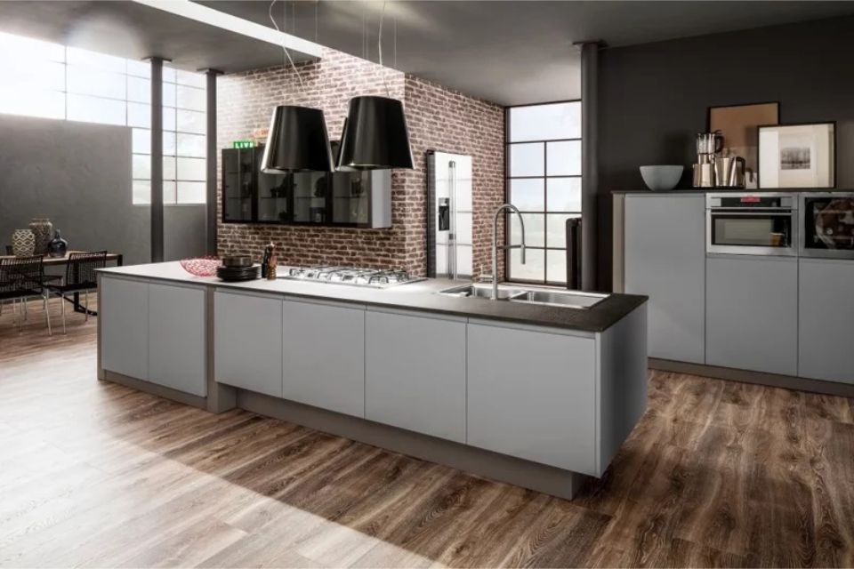 Cucina con isola su pavimento in parquet